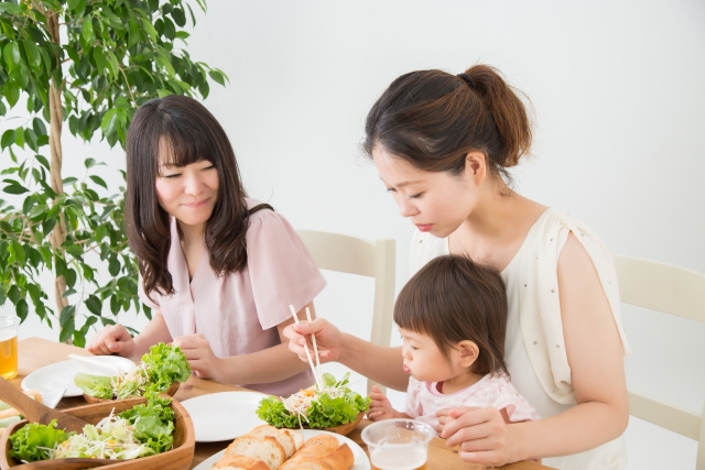 笑顔で食事を楽しむ親子